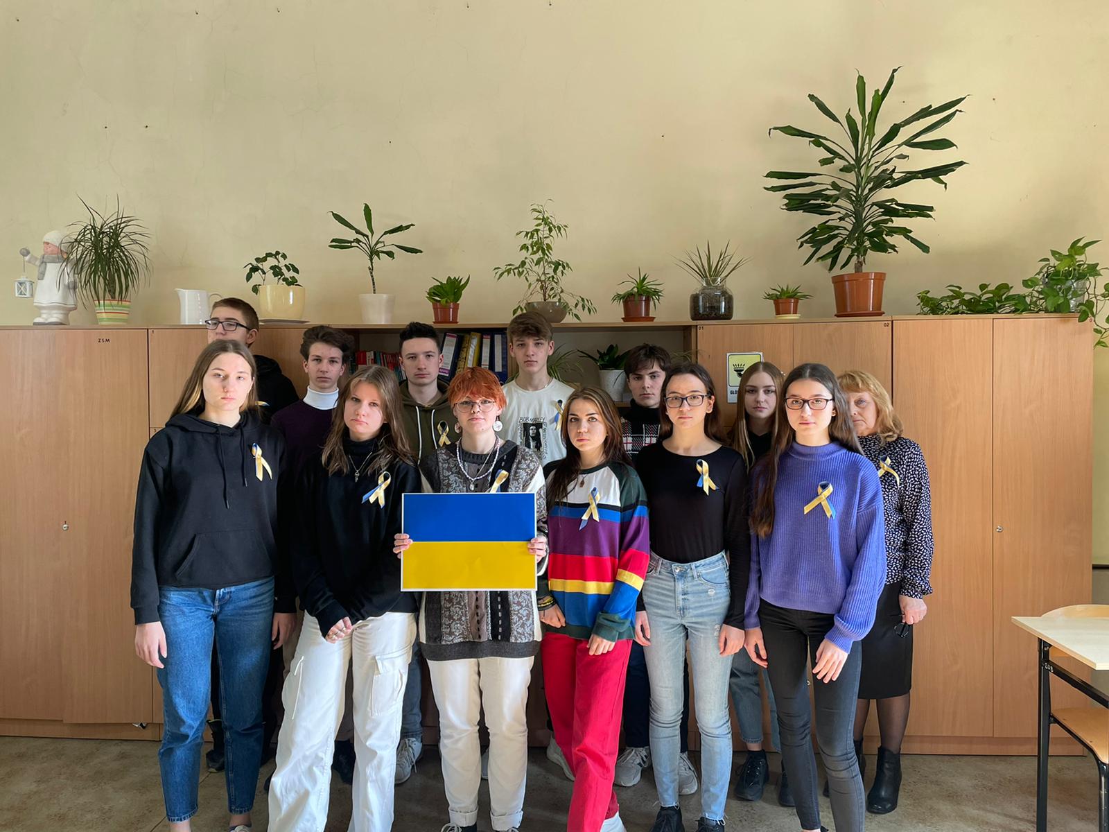Uczniowie z flagą Ukrainy